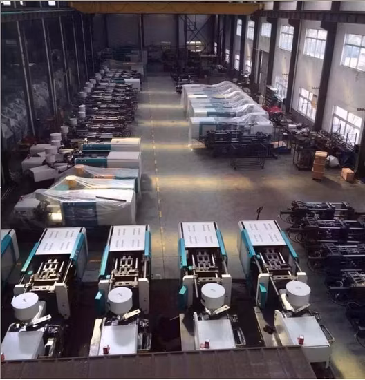 Macchina per lo stampaggio a iniezione di materie plastiche e stampi per la produzione di caschi